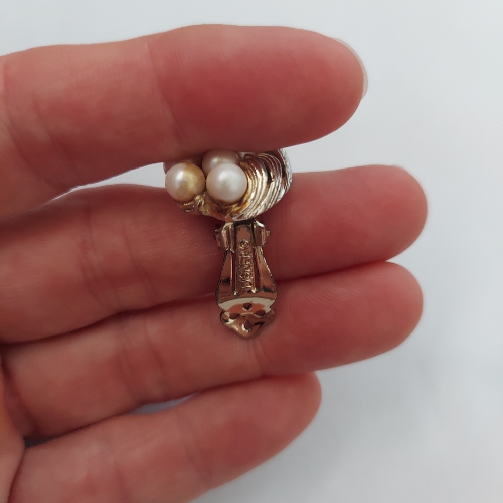 Vintage Lisner Yellow Gold Plated Faux Pearl Flower Clip On Earrings - Picture 6 of 6